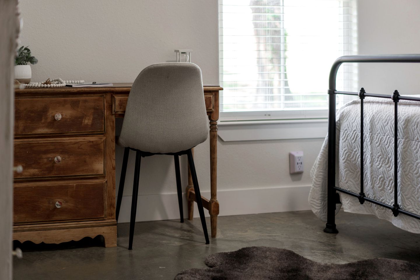 Cozy Chic Cabin with Fire Pit, BBQ and Countryside Views in Texas