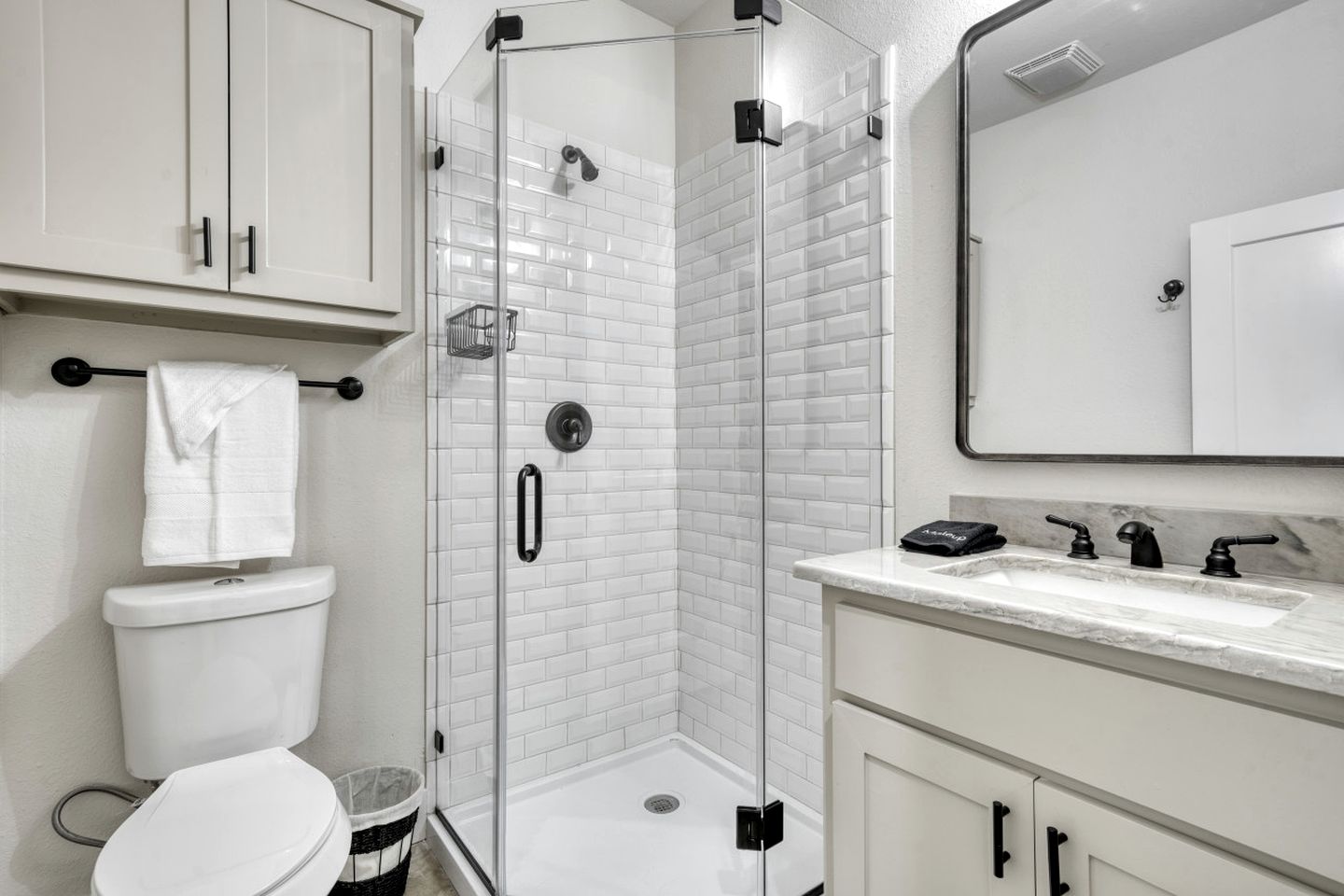 Cozy Chic Cabin with Fire Pit, BBQ and Countryside Views in Texas