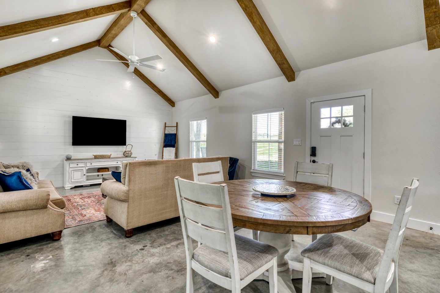 Cozy Chic Cabin with Fire Pit, BBQ and Countryside Views in Texas