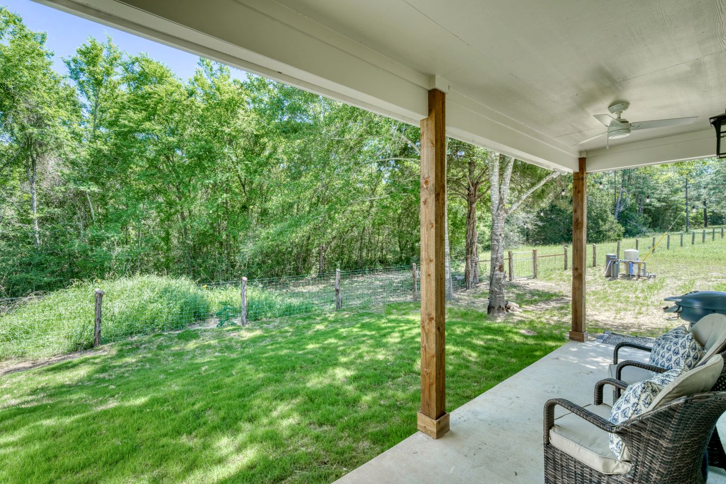 Cozy Chic Cabin with Fire Pit, BBQ and Countryside Views in Texas