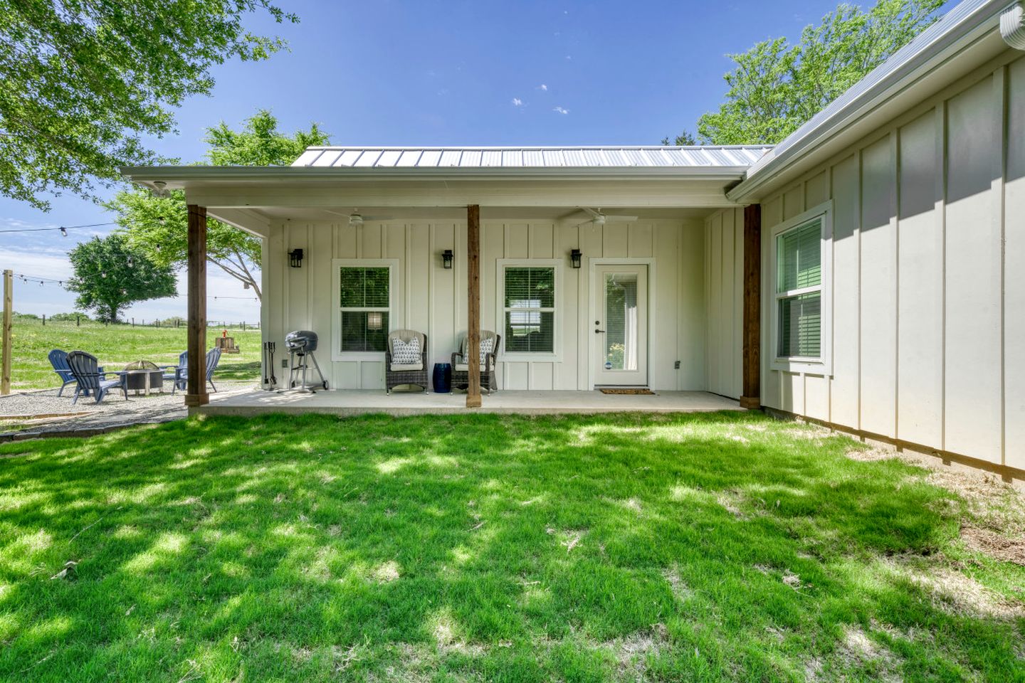 Cozy Chic Cabin with Fire Pit, BBQ and Countryside Views in Texas