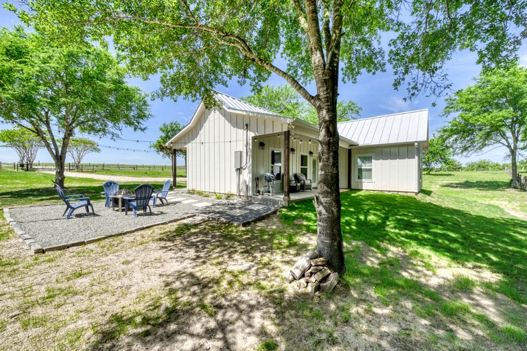 Cozy Chic Cabin with Fire Pit, BBQ and Countryside Views in Texas