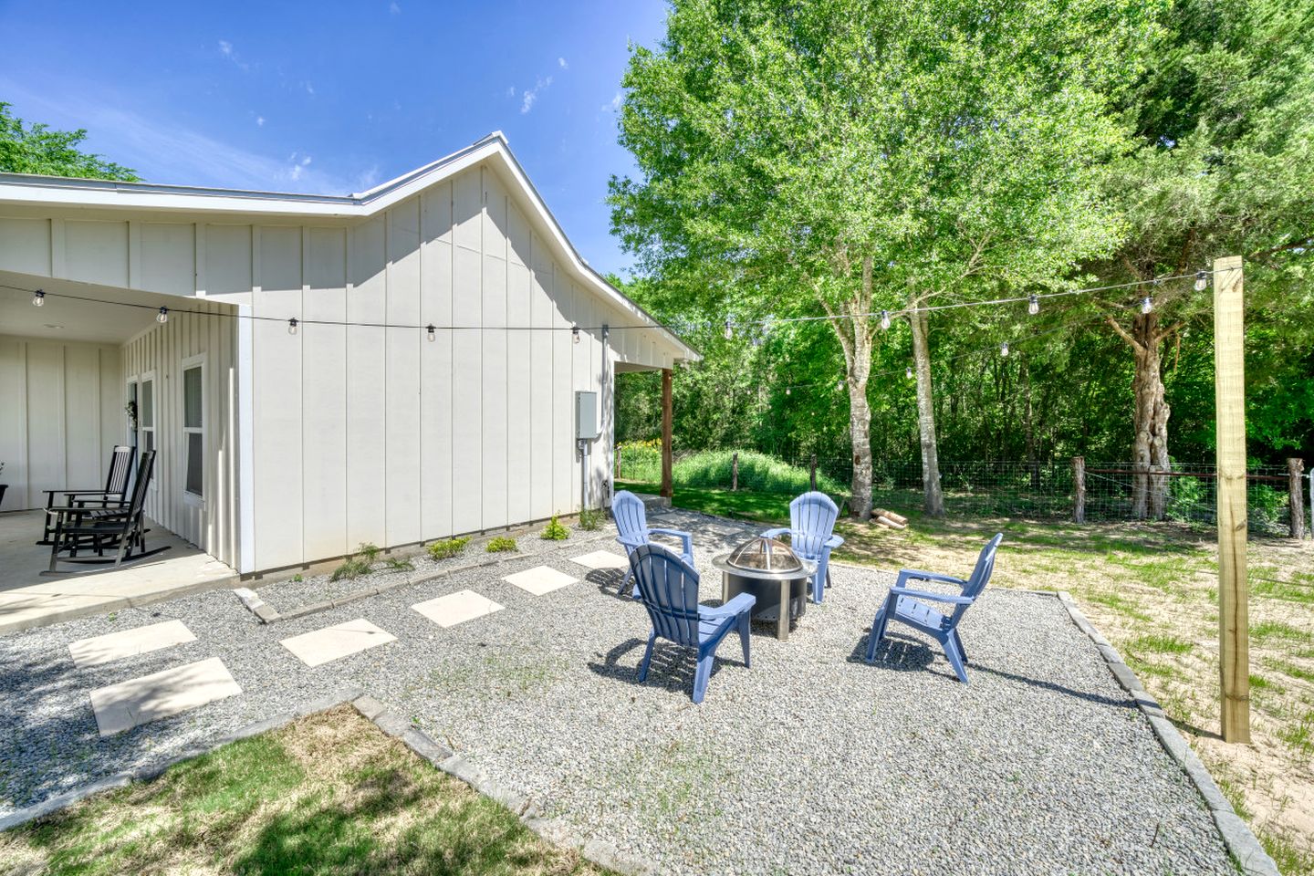 Cozy Chic Cabin with Fire Pit, BBQ and Countryside Views in Texas