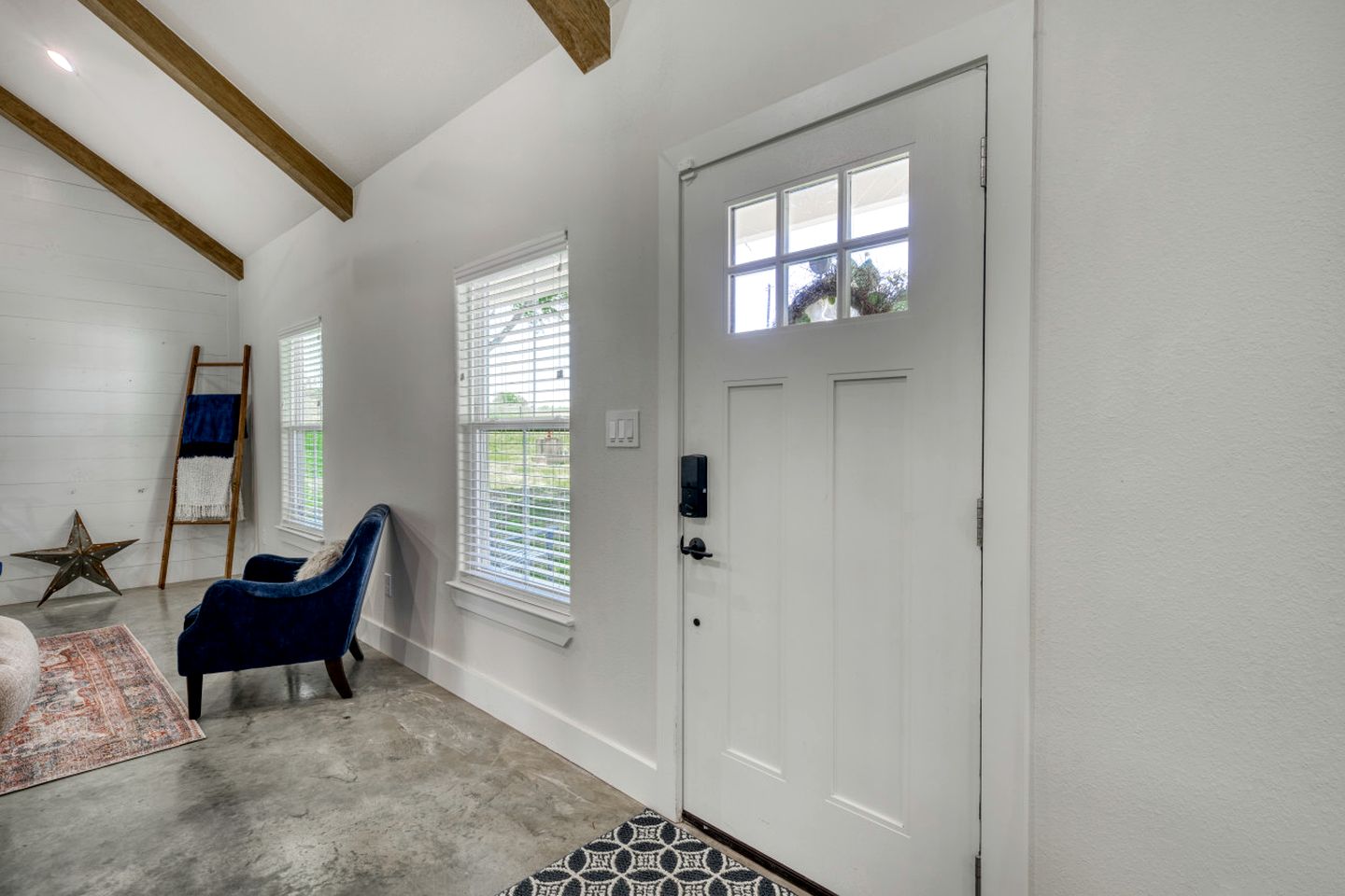 Cozy Chic Cabin with Fire Pit, BBQ and Countryside Views in Texas