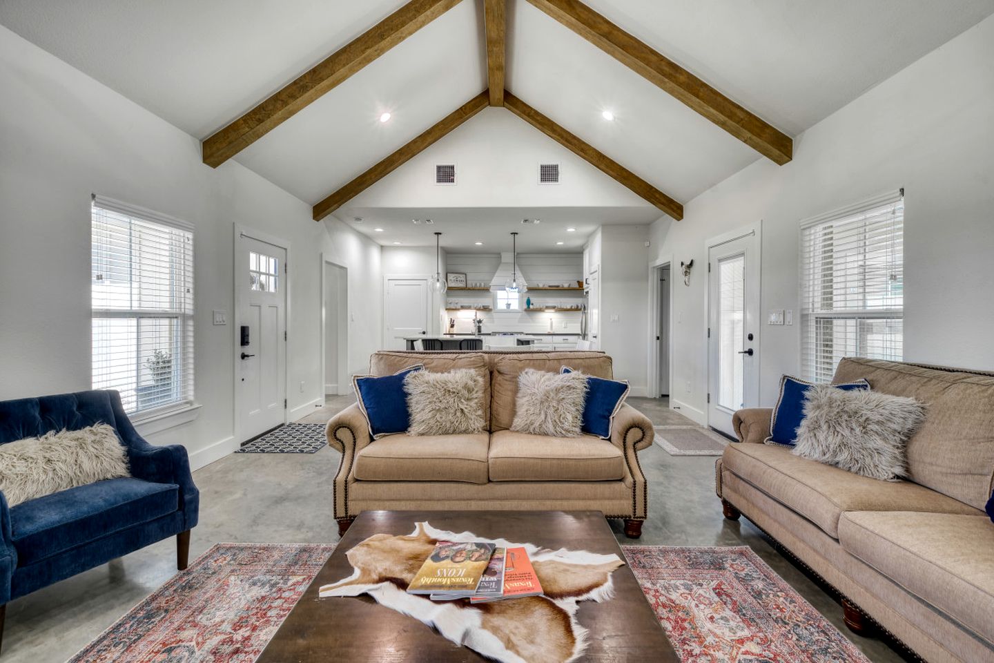 Cozy Chic Cabin with Fire Pit, BBQ and Countryside Views in Texas