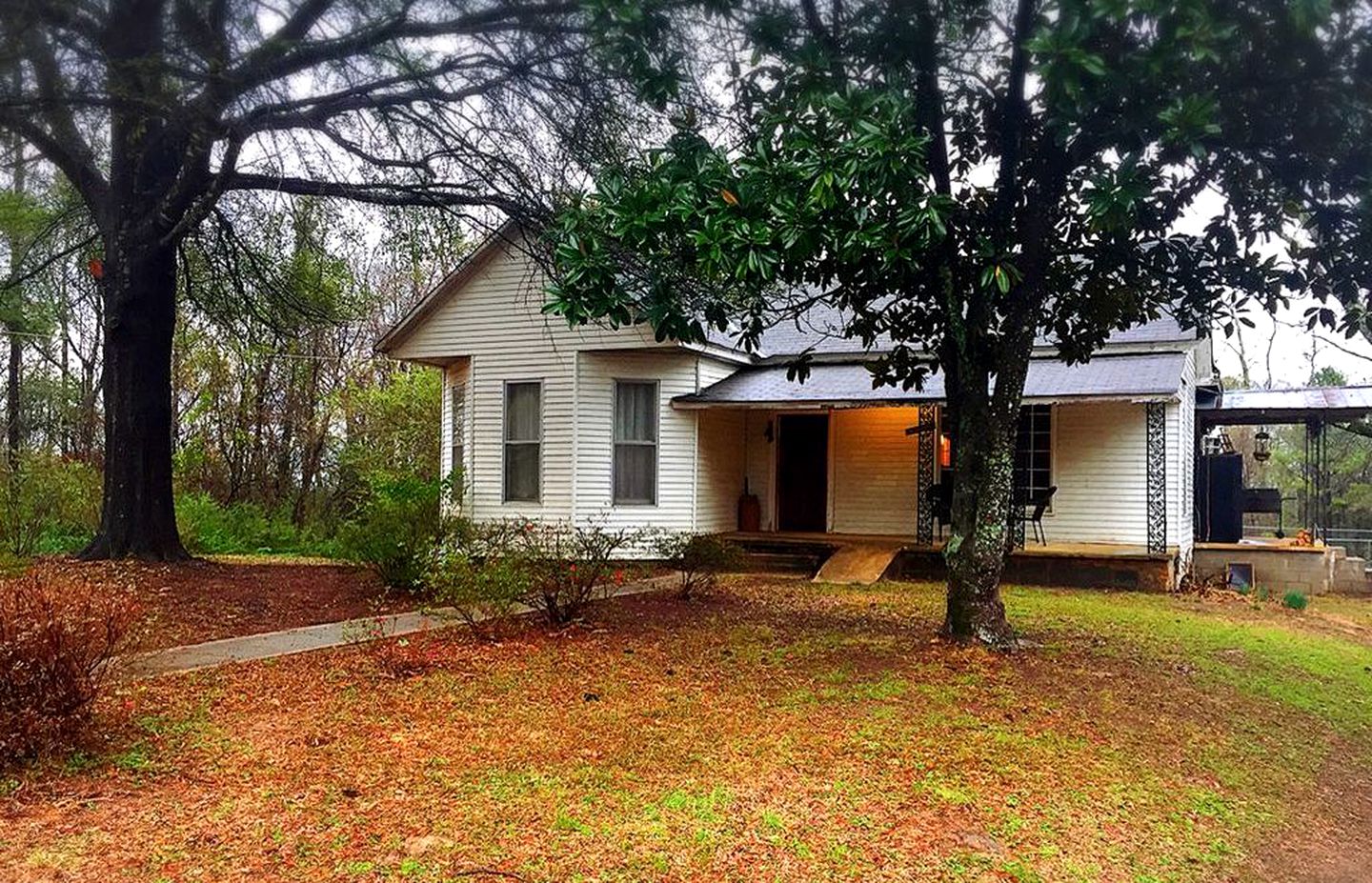 Serene Cottage Rental with a Fireplace near Fosters, Alabama