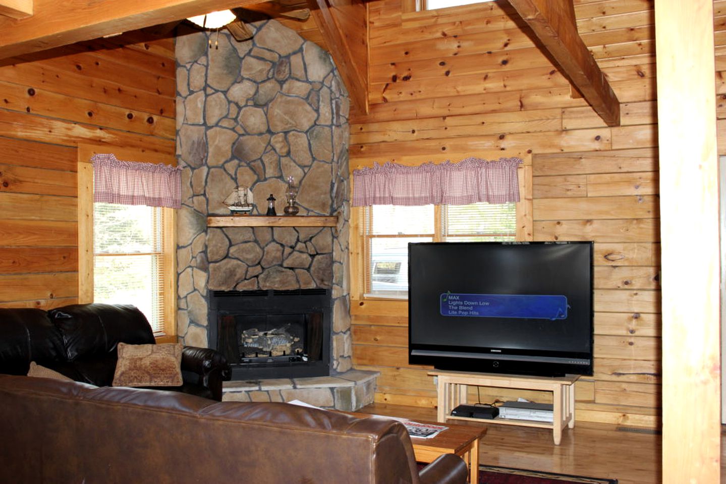 Spectacular Cabin Rental for Large Groups near New River in West Virginia