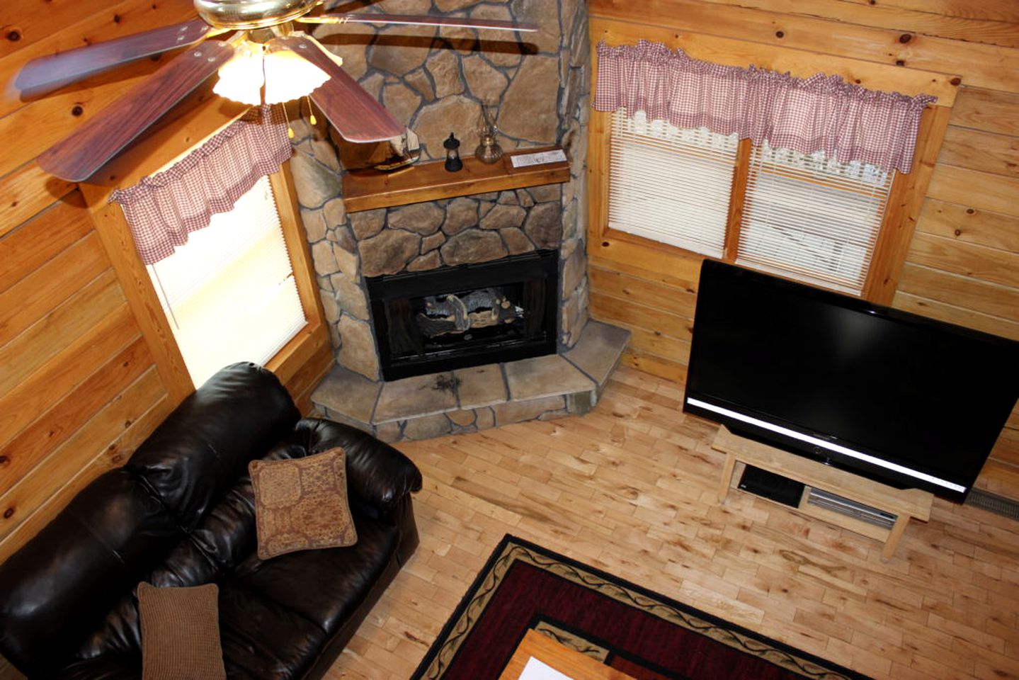 Spectacular Cabin Rental for Large Groups near New River in West Virginia