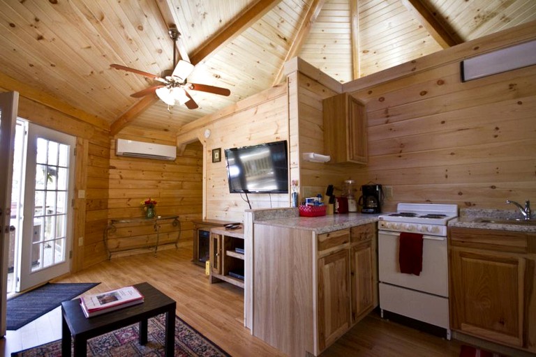 https://media.glampinghub.com/CACHE/images/accommodations/country-road-cabins-yurt-1554978686131/b3629dab7904ca6e23a67a9a5997f05d.jpg