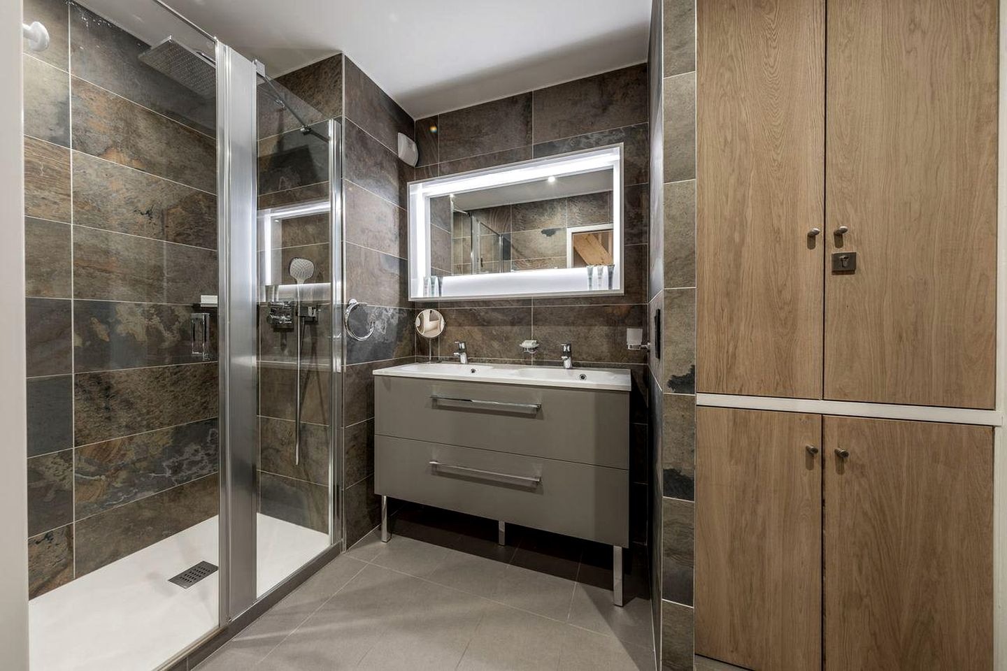 Cozy Luxury Penthouse with Panoramic Terrace Near Ski Lifts in Courchevel Moriond, France