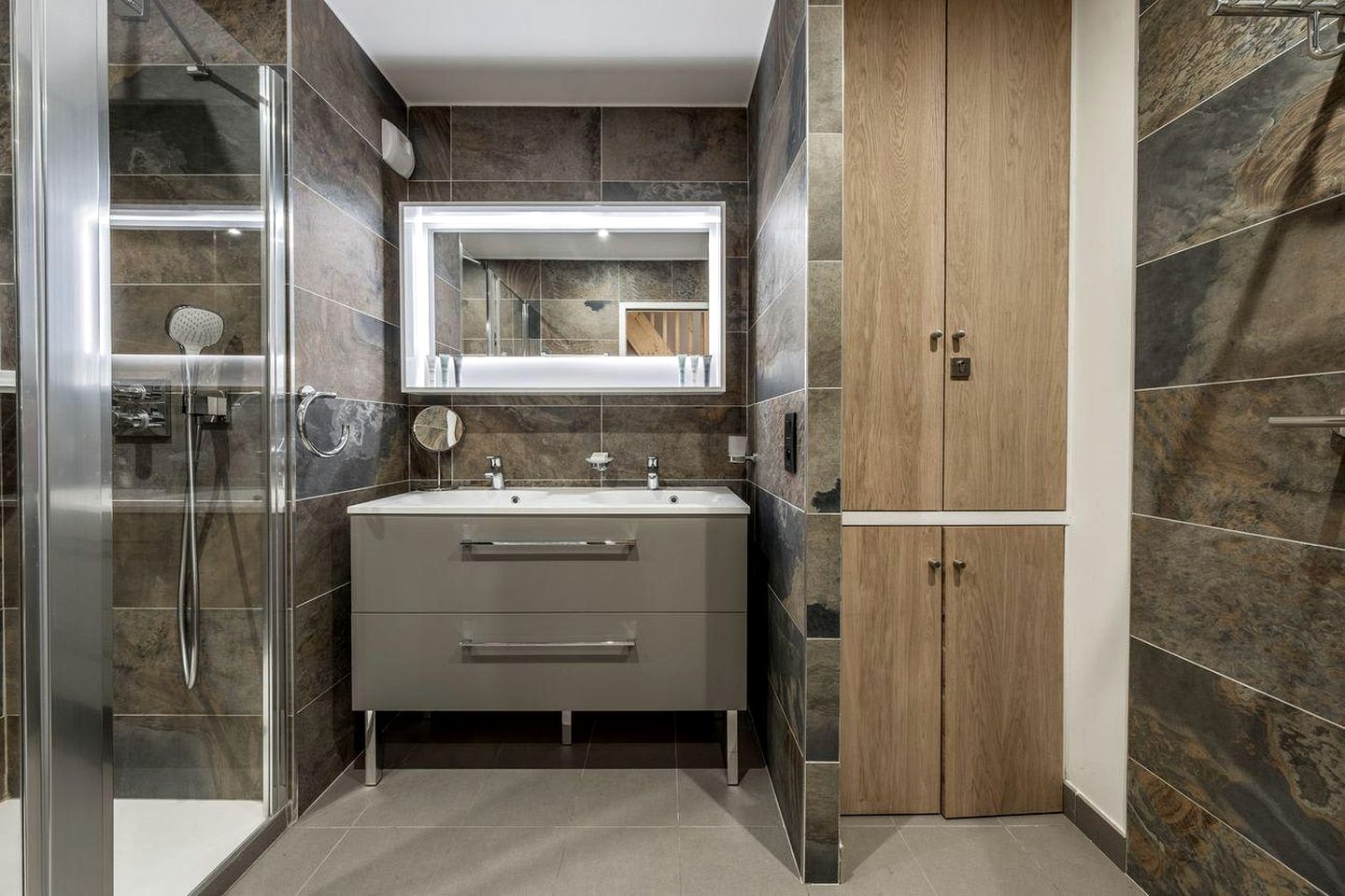 Cozy Luxury Penthouse with Panoramic Terrace Near Ski Lifts in Courchevel Moriond, France