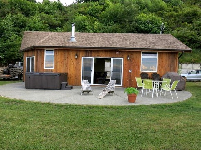 Cabins (Comox-Strathcona B, British Columbia, Canada)