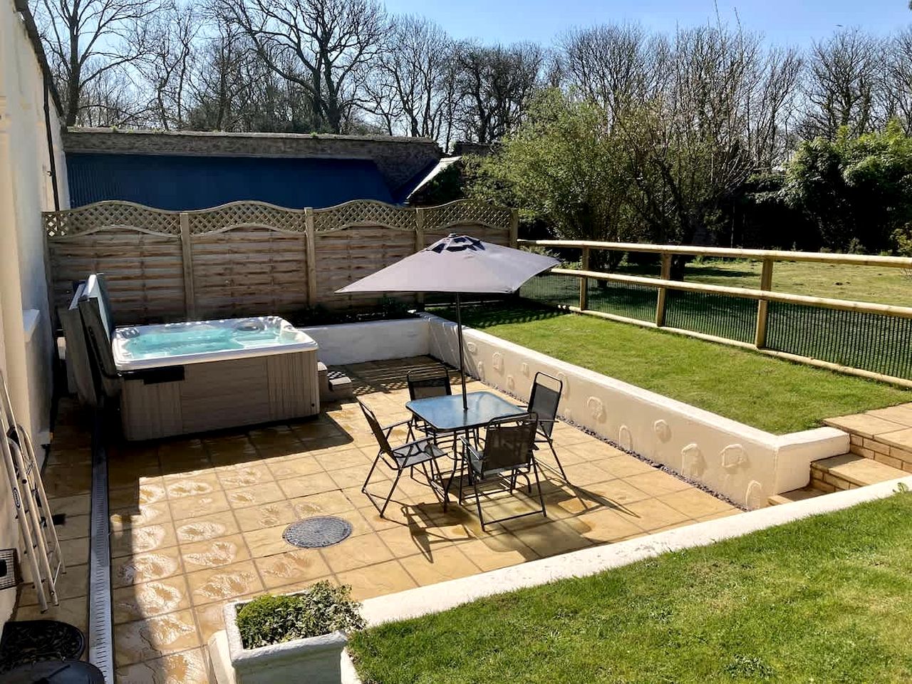 Beautiful Cottage with Hot-tub in Milford Haven, Wales