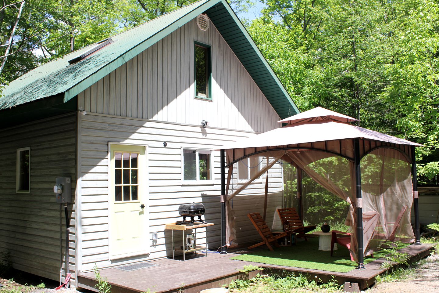 All Season Secluded Cabin Rental in the Woods near Peterborough in Ontario