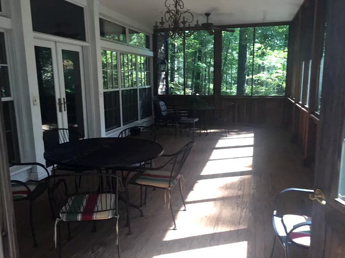 BEF Mansion in the Woods, Vacation Rentals, Franklin, United States of America Glamping Hub
