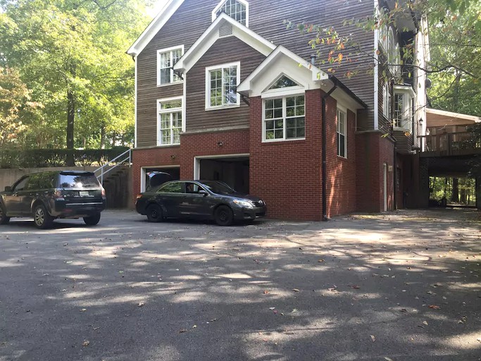 BEF Mansion in the Woods, Vacation Rentals, Franklin, United States of America Glamping Hub