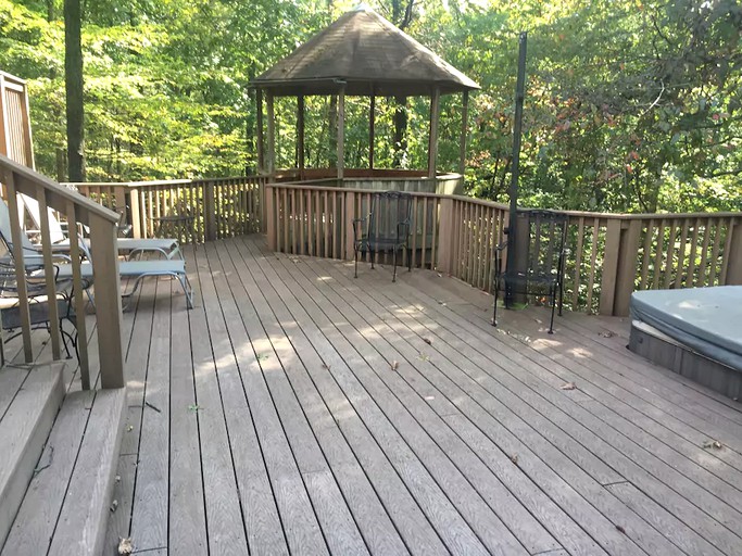 BEF Mansion in the Woods, Vacation Rentals, Franklin, United States of America Glamping Hub
