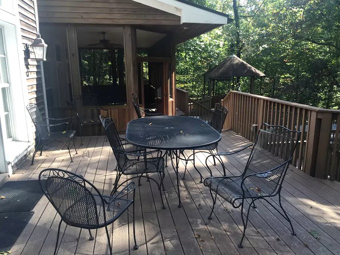 BEF Mansion in the Woods, Vacation Rentals, Franklin, United States of America Glamping Hub