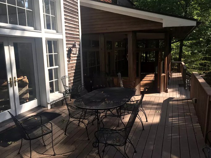 BEF Mansion in the Woods, Vacation Rentals, Franklin, United States of America Glamping Hub