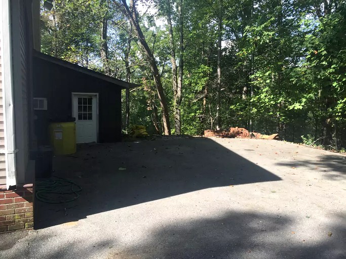 BEF Mansion in the Woods, Vacation Rentals, Franklin, United States of America Glamping Hub