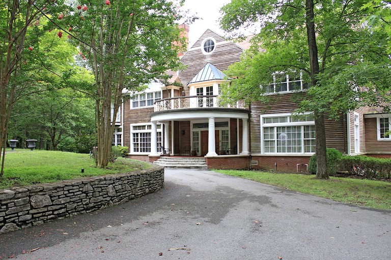 BEF Mansion in the Woods, Vacation Rentals, Franklin, United States of America Glamping Hub
