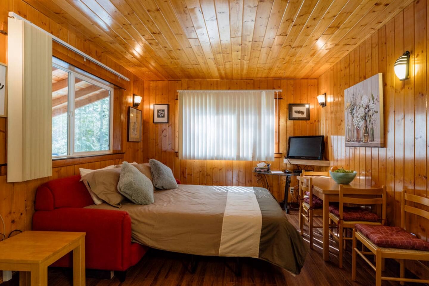 Charming Forest Retreat Cabin with Covered Porch near Scenic Outdoor Adventures in Central Kootenay D, Canada