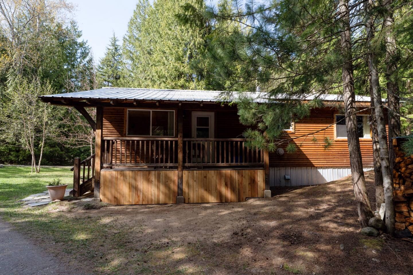Charming Forest Retreat Cabin with Covered Porch near Scenic Outdoor Adventures in Central Kootenay D, Canada
