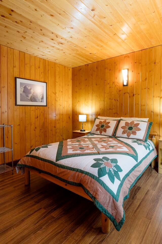 Charming Forest Retreat Cabin with Covered Porch near Scenic Outdoor Adventures in Central Kootenay D, Canada