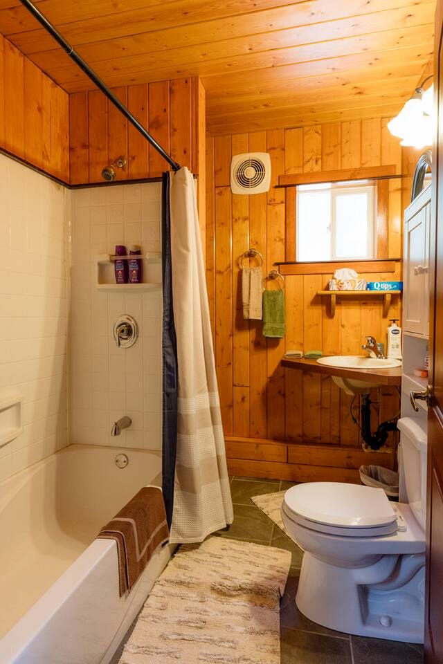 Charming Forest Retreat Cabin with Covered Porch near Scenic Outdoor Adventures in Central Kootenay D, Canada