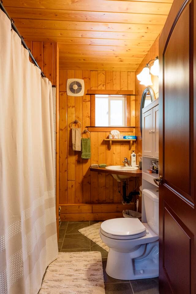 Charming Forest Retreat Cabin with Covered Porch near Scenic Outdoor Adventures in Central Kootenay D, Canada