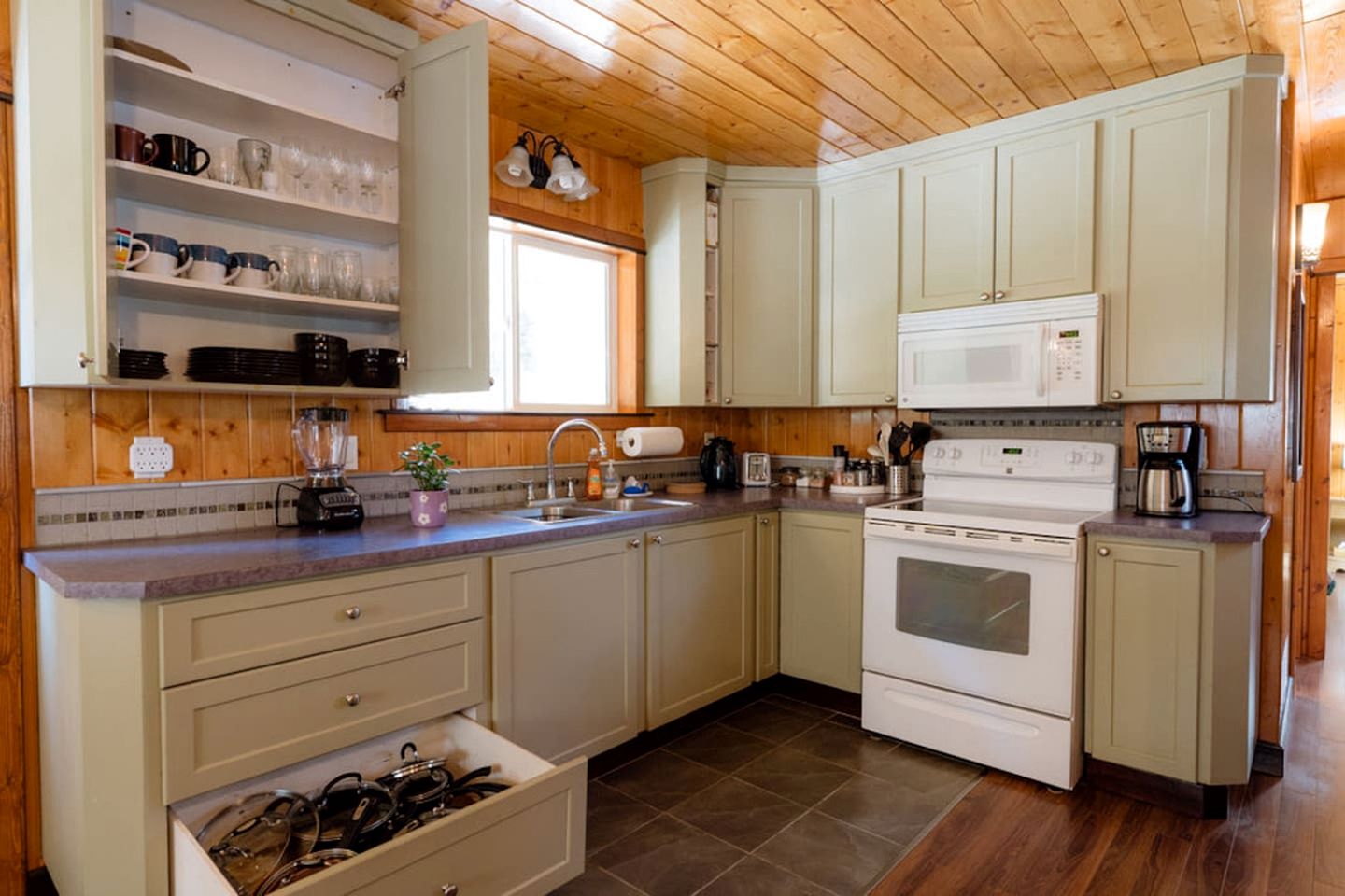 Charming Forest Retreat Cabin with Covered Porch near Scenic Outdoor Adventures in Central Kootenay D, Canada