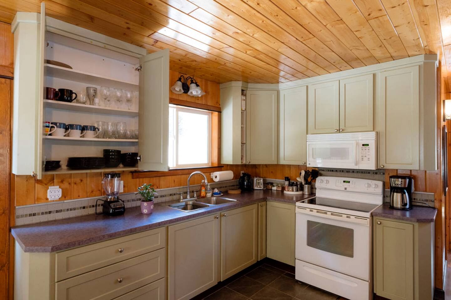 Charming Forest Retreat Cabin with Covered Porch near Scenic Outdoor Adventures in Central Kootenay D, Canada