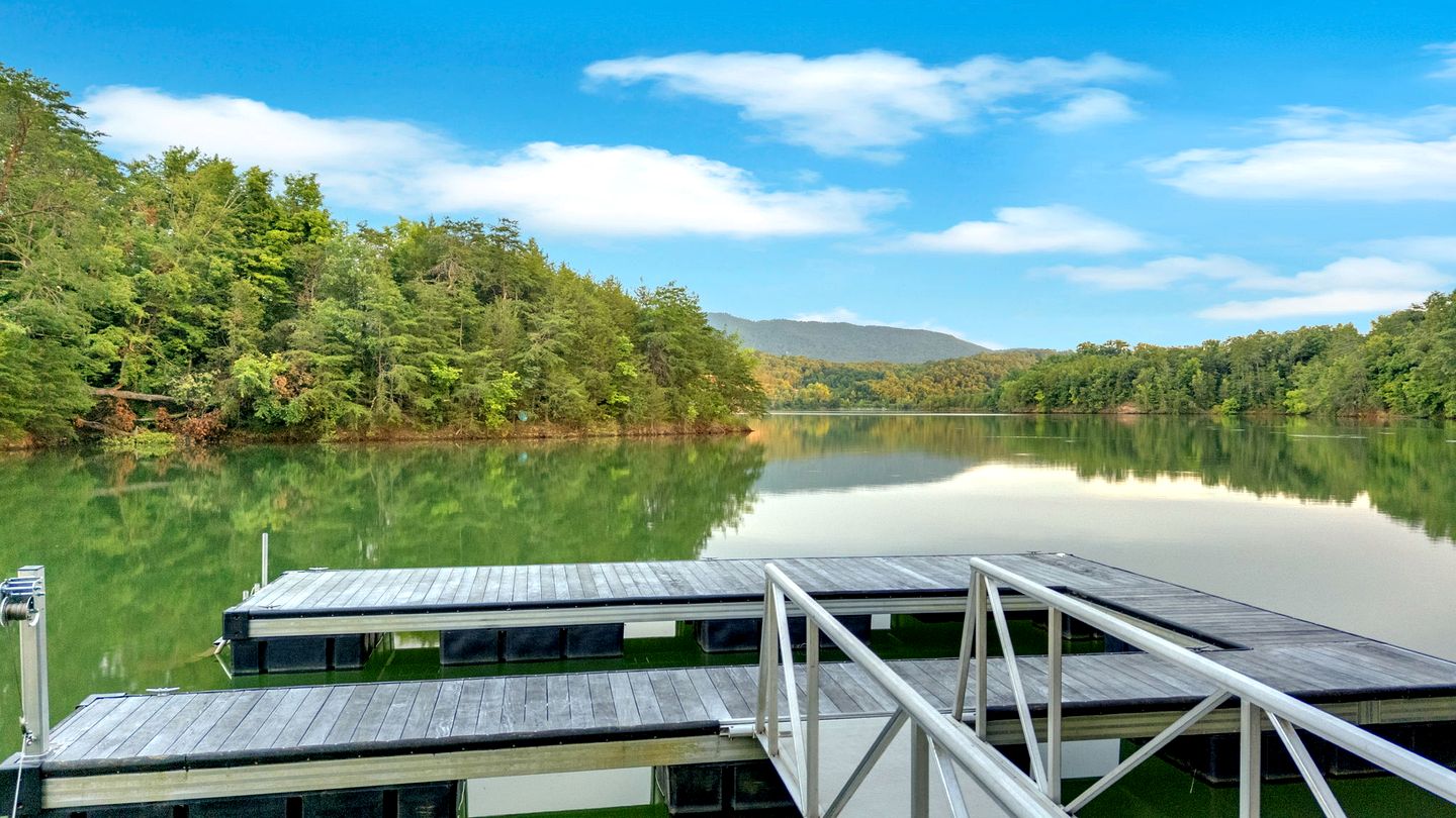 Spacious Lakefront Cabin with Sauna near Douglas Lake, Sevierville TN