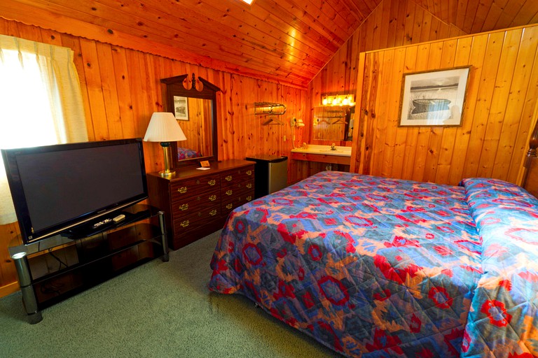Crystal Lake Resort, Cottages 32403, Beulah, United States of America Glamping Hub