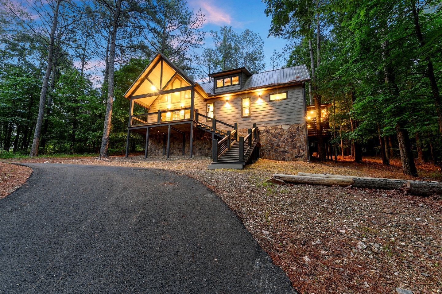 Cozy Adventure Cabin with Hot Tub & Arcade Near Broken Bow Lake, Hochatown OK