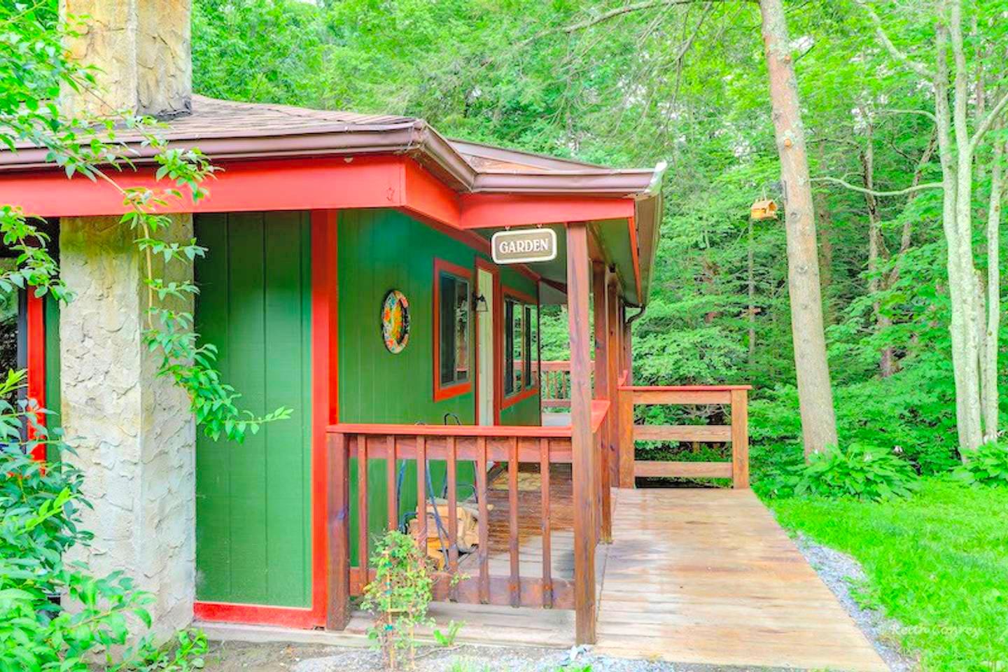 Cozy and Secluded Cabin with a Fireplace in the Poconos Mountains of Pennsylvania