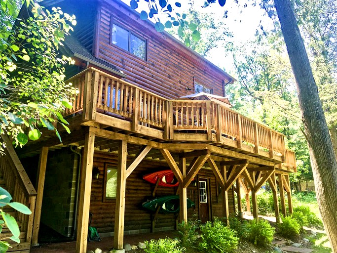 Luxury Burt Lake rentals: log cabin for large groups in Michigan