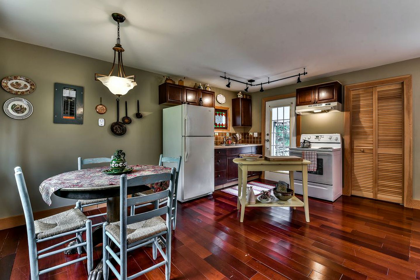 Cozy and Unique Vacation Rental with Wi-Fi in Agassiz, British Columbia