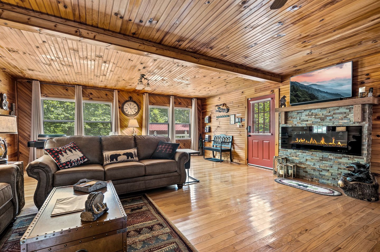 Secluded Luxury Cabin with Hot Tub, Arcade, and Fireplace near Great Smoky Mountains, Tennessee