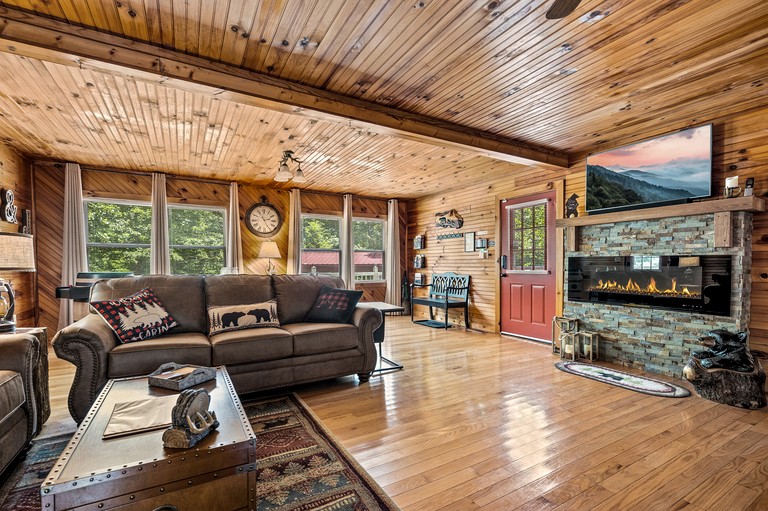 Secluded Luxury Cabin with Hot Tub, Arcade, and Fireplace near Great Smoky Mountains, Tennessee
