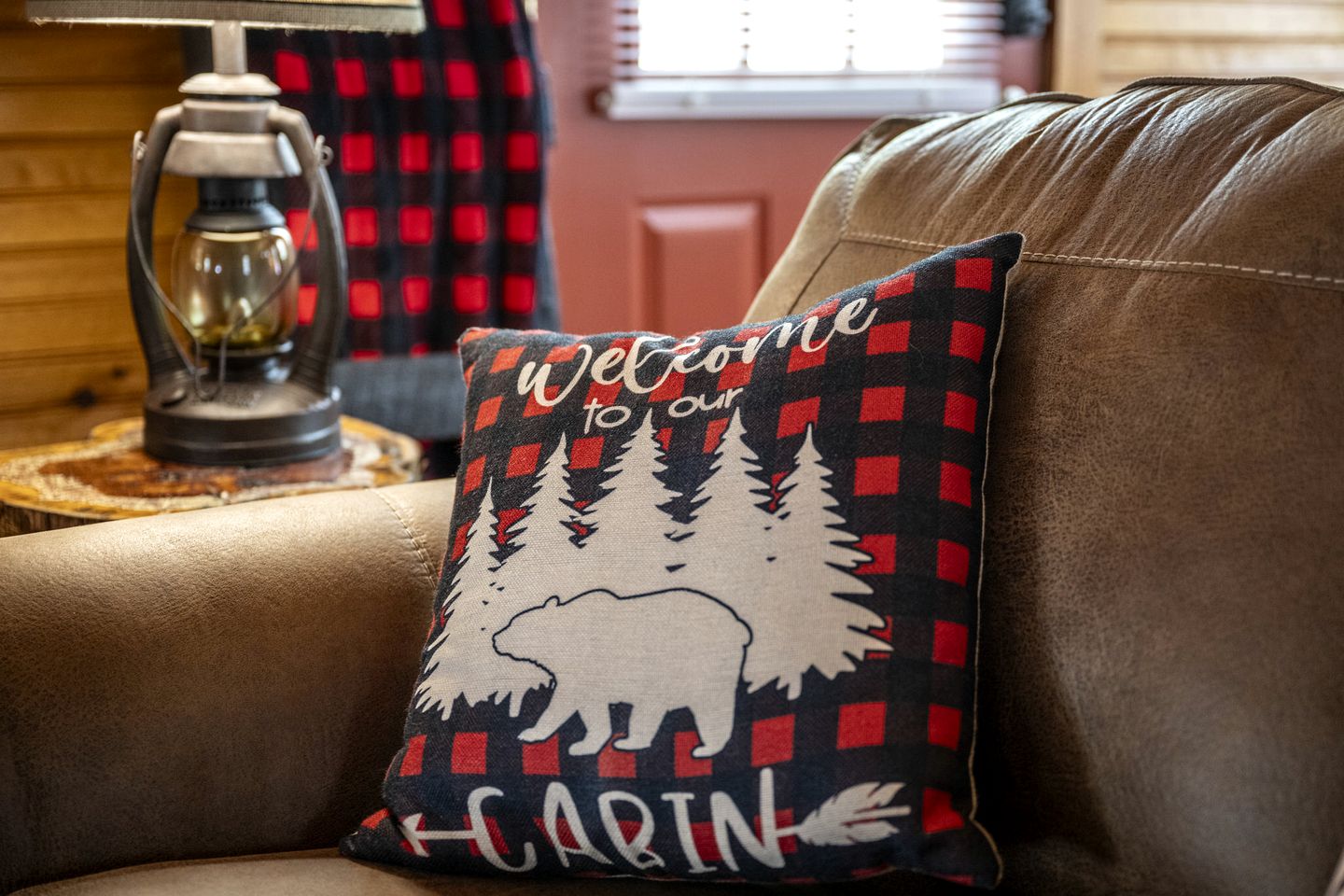 Secluded Luxury Cabin with Hot Tub, Arcade, and Fireplace near Great Smoky Mountains, Tennessee