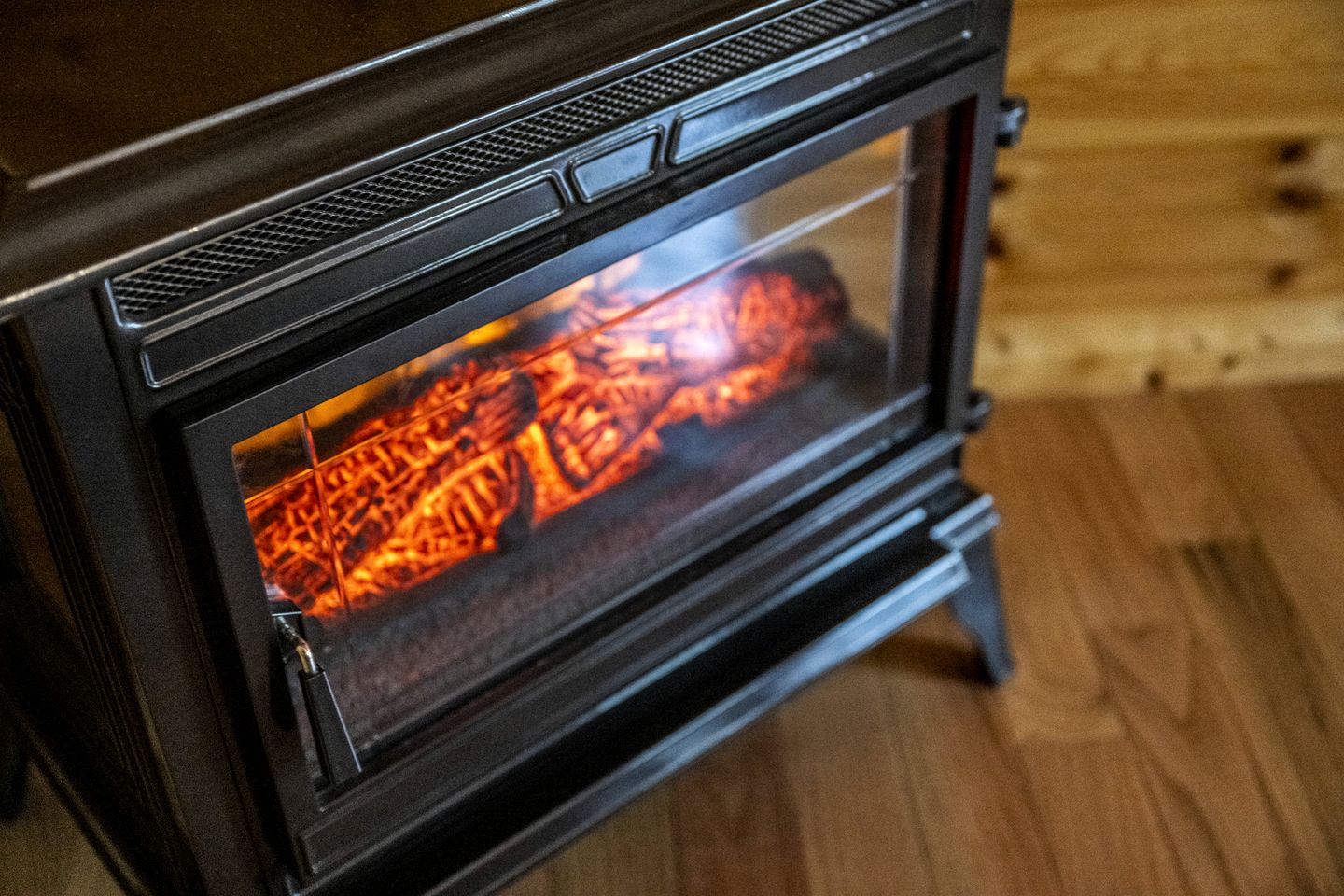 Secluded Luxury Cabin with Hot Tub, Arcade, and Fireplace near Great Smoky Mountains, Tennessee