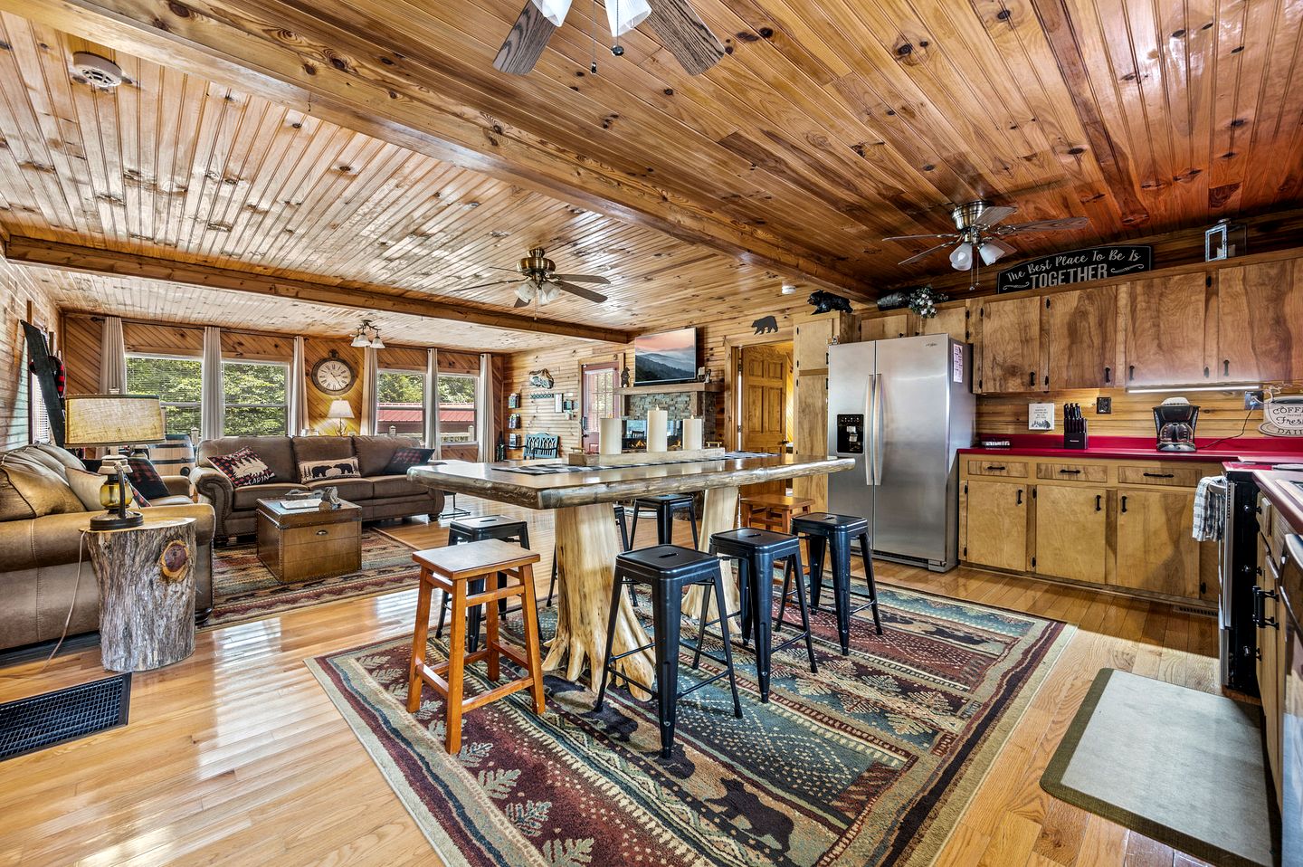 Secluded Luxury Cabin with Hot Tub, Arcade, and Fireplace near Great Smoky Mountains, Tennessee