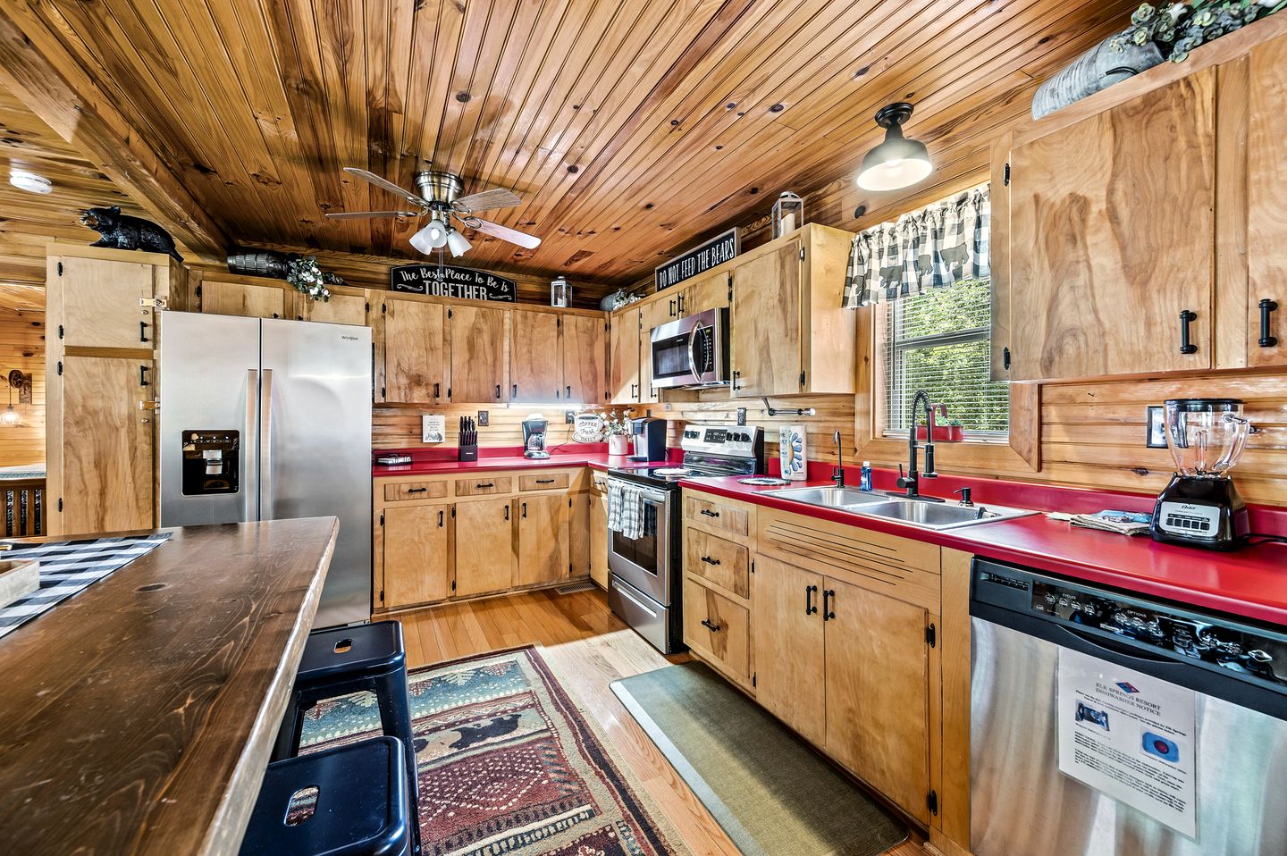 Secluded Luxury Cabin with Hot Tub, Arcade, and Fireplace near Great Smoky Mountains, Tennessee