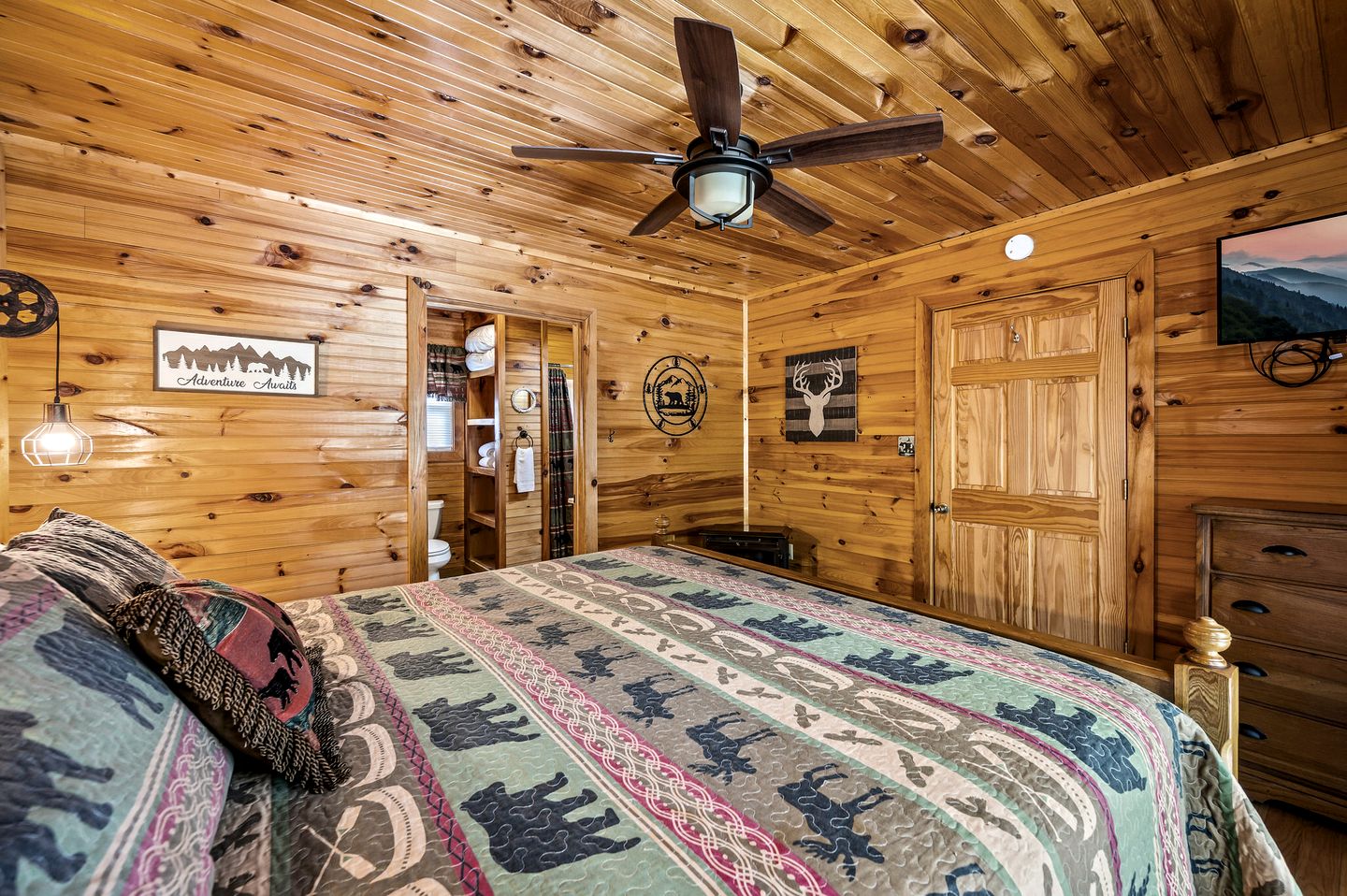Secluded Luxury Cabin with Hot Tub, Arcade, and Fireplace near Great Smoky Mountains, Tennessee