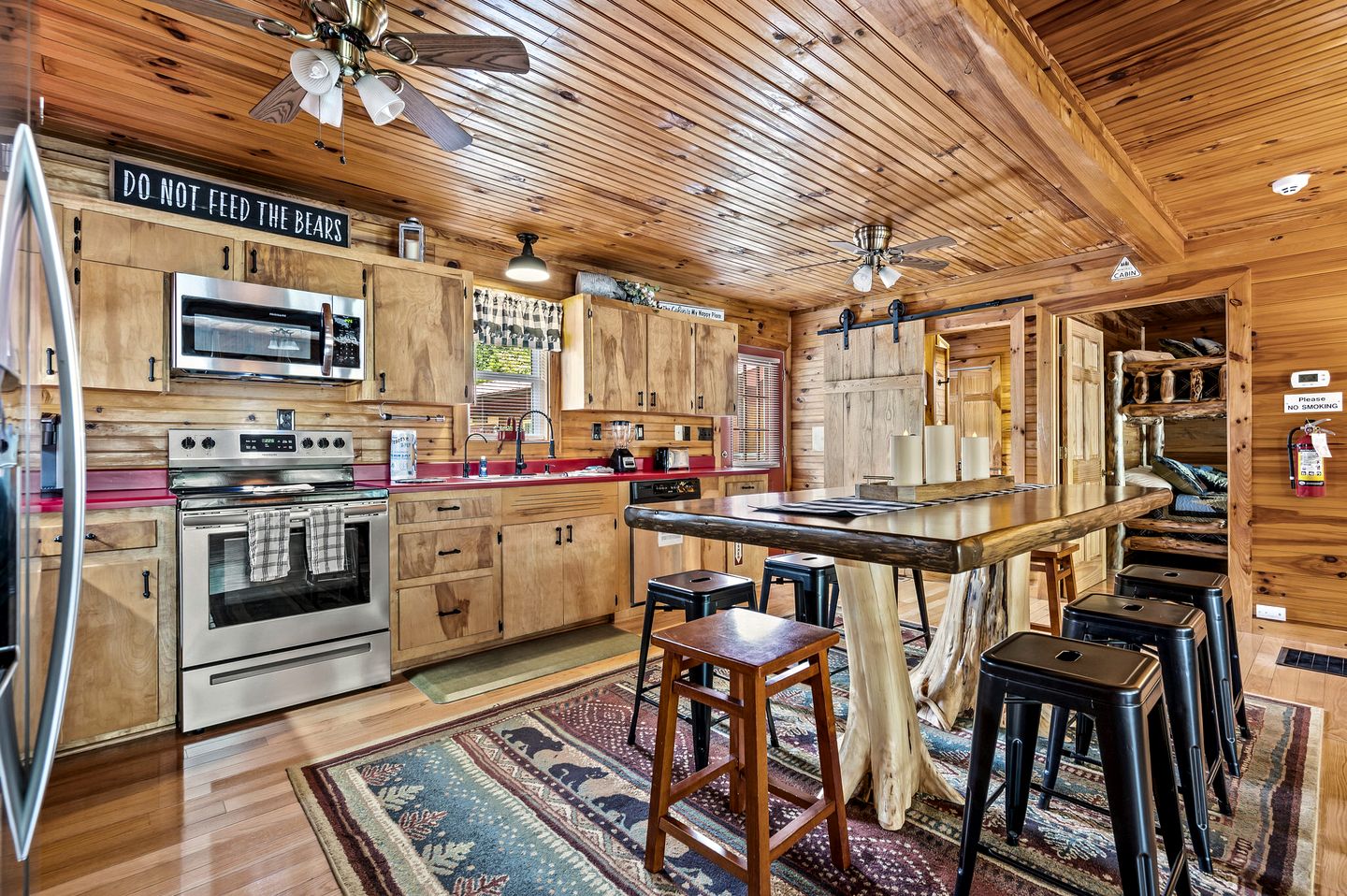 Secluded Luxury Cabin with Hot Tub, Arcade, and Fireplace near Great Smoky Mountains, Tennessee