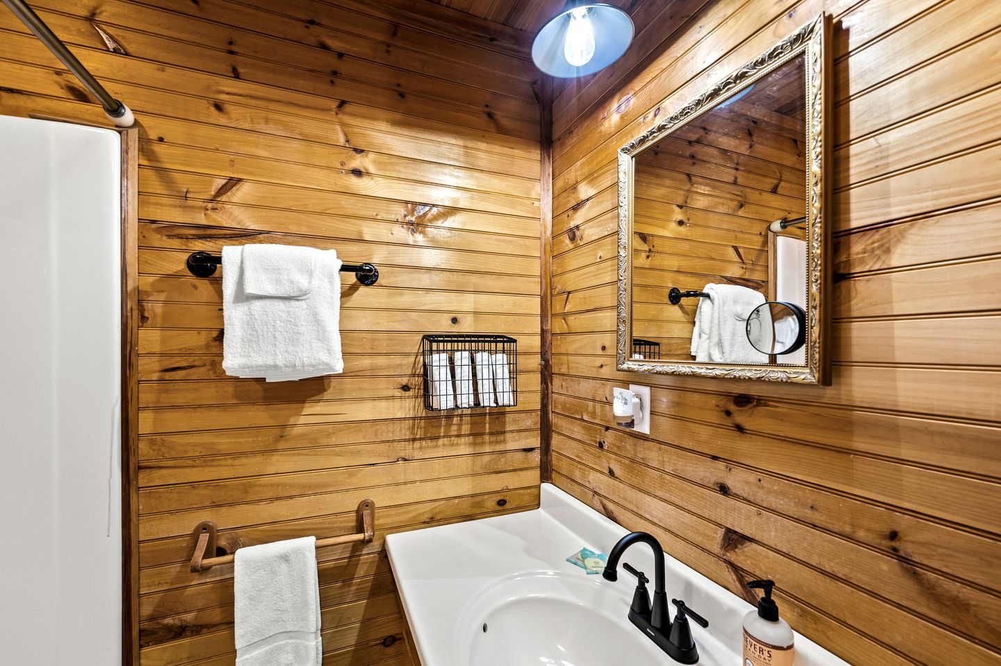 Secluded Luxury Cabin with Hot Tub, Arcade, and Fireplace near Great Smoky Mountains, Tennessee