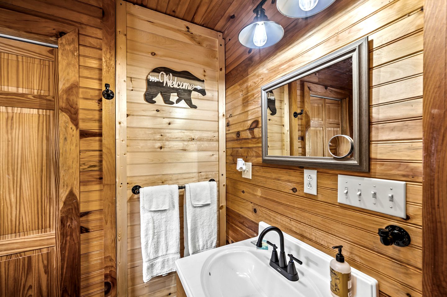 Secluded Luxury Cabin with Hot Tub, Arcade, and Fireplace near Great Smoky Mountains, Tennessee