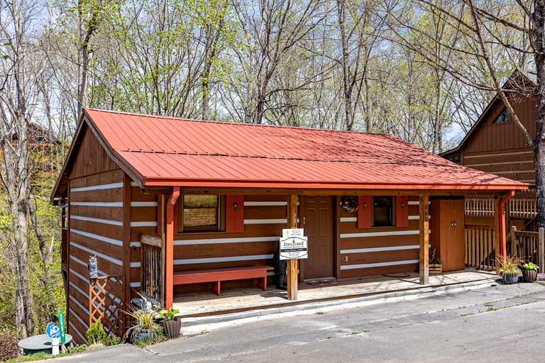 Cozy Cabin with Barbecue Perfect for a Romantic Getaway in Pigeon Forge, Tennessee