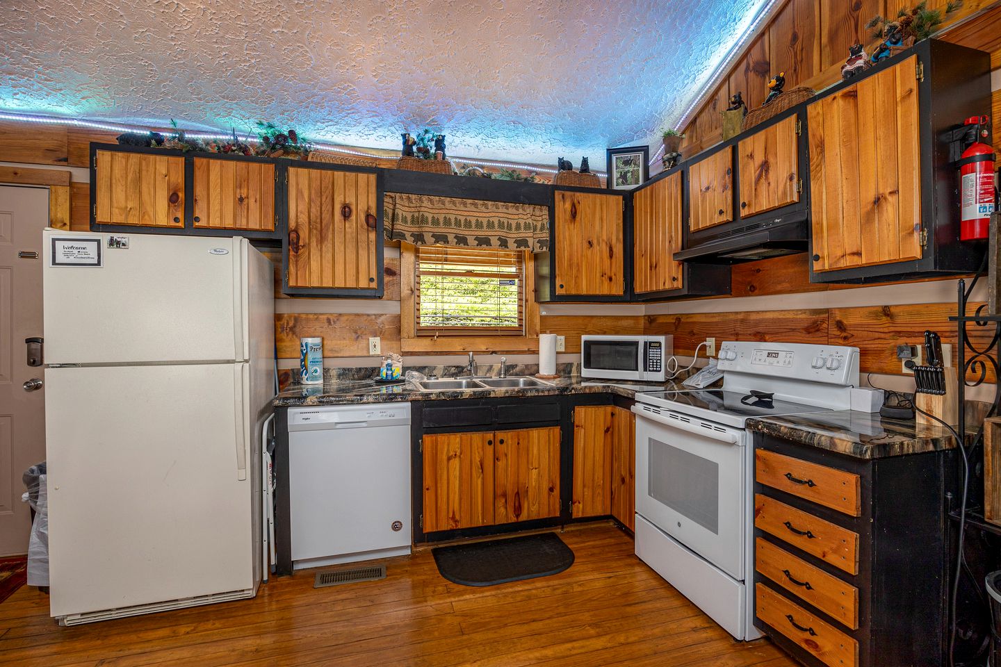 Cozy Cabin with Barbecue Perfect for a Romantic Getaway in Pigeon Forge, Tennessee
